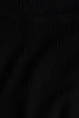 Buzo de punto suave en mezcla de viscosa, con cuello redondo, manga larga y corte ajustado al cuerpo.