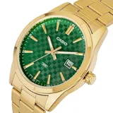 Reloj Casio dorado con esfera verde con diseño de tablero de ajedrez, agujas y marcadores dorados, indicador de fecha y pulsera de acero inoxidable dorada.