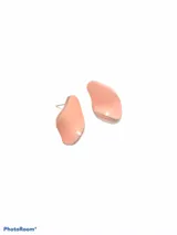Par de aros con forma orgánica irregular, color rosa pálido.