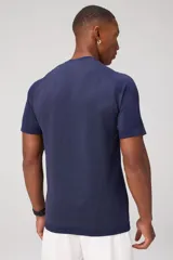 Remera deportiva de alto rendimiento Fabletics, confeccionada en tejido seamless ultraligero y transpirable con paneles de malla laterales para mayor ventilación. Presenta cuello redondo y mangas cortas, diseñada para entrenamientos intensos con propiedades antiolor y de absorción de sudor.
