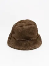 Sombrero tipo bucket confeccionado en piel sintética de textura suave y acabado afelpado.