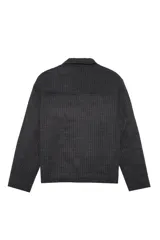 Campera de paño con diseño a cuadros, cuello clásico, cierre frontal con botones metálicos y bolsillos frontales tipo parche.