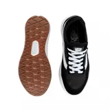 Championes Vans modelo UltraRange, color negro con detalles en blanco. Presentan una combinación de materiales textiles y gamuza, con la icónica banda lateral de la marca y suela de goma con diseño texturizado.