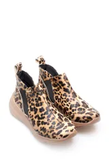 Zapato deportivo sin cordones con estampado de leopardo y elásticos laterales.