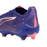 Championes de fútbol Puma Ultra 5 Ultimate FG, color violeta con detalles en naranja y azul.