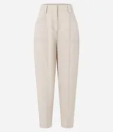 Pantalón de vestir de tiro alto, color beige claro, de corte recto y largo al tobillo. Presenta pinzas marcadas en el frente y bolsillos tipo parche en la parte superior.
