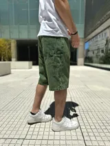 Bermuda carpenter verde óxido de tela denim.
