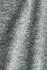 Buzo de punto gris melange con diseño jacquard y la palabra 'ADORE' en blanco en el frente, cuello redondo y hombros caídos.