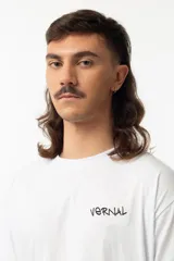 Remera blanca con estampado de Snoopy y Charlie Brown con gafas de sol y la frase "Where is the after?".