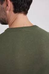 Sweater de punto liso, color azul, con escote redondo y manga larga.