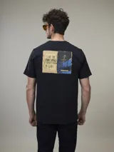 Remera gris de algodón con cuello redondo y estampado pequeño en el pecho.