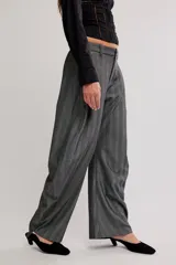 Pantalón de vestir gris con rayas finas, de silueta barrel, tiro medio, con cierre de cremallera y botón, y bolsillos.
