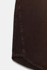 Jeans de tiro alto con diseño balloon, pernera ancha y corta, y bajo asimétrico. Cuenta con cinco bolsillos y cierre frontal con cremallera y botón.