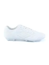 Championes de fútbol Umbro modelo Touch FG, color blanco. Presentan un diseño clásico con costuras en la puntera para un mejor control del balón y el logo de la marca en el lateral. Suela con tapones diseñados para césped natural.