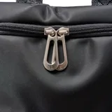 Mochila urbana de diseño minimalista en color negro, confeccionada en material textil resistente. Cuenta con un compartimento principal con cierre, un bolsillo frontal con solapa y cierre de hebilla metálica, y un asa superior reforzada.