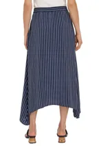 Falda midi azul marino con rayas verticales blancas, cintura elástica con cordón y dobladillo asimétrico.