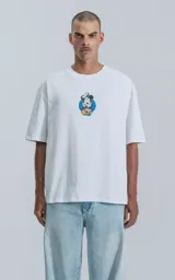 Remera de manga corta y cuello redondo, con calce oversize. Presenta un estampado pequeño en el centro del pecho con un diseño de Mickey Mouse. Confeccionada en algodón premium.