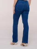 Jegging de denim azul oscuro con terminación bootcut, tiro medio-alto, cintura elástica ancha y bolsillos traseros aplicados.