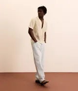 Pantalon de jean gris con lavado deslavado, de corte baggy y silueta holgada. Cuenta con bolsillos al frente y atras, y cierre de boton y cremallera.