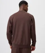 Campera bomber de fleece color marrón, con cierre frontal, cuello tipo tirilla, mangas largas y bolsillos laterales con cierre.