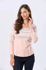 Remera de manga larga con escote redondo, confeccionada en una mezcla de algodón y poliéster. Presenta un diseño con rayas horizontales en tonos pastel en la parte superior y un bloque de color liso en la parte inferior.