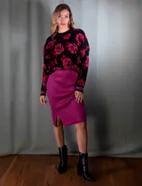 Falda midi tejida color fucsia, con pretina ancha elastizada y tajos en el frente.