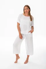 Blusa blanca de manga corta con ruedo doblado y escote redondo.