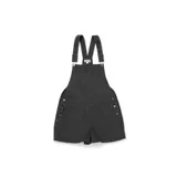 Jardinera corta negra con tirantes ajustables, cierre de botón en los laterales, bolsillo en el pecho, bolsillos laterales y traseros. Largo de entrepierna de 3.5 pulgadas.