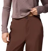 Pantalon de senderismo Columbia Granite Point Pant de color marrón, con tecnología Omni-Shield que repele la humedad y las manchas. Cuenta con corte recto, tiro medio, cintura parcialmente elástica y bolsillos para las manos.