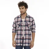 Camisa de franela a cuadros color blanco, azul y rojo, de manga larga y corte clásico. Presenta dos bolsillos frontales con solapa abotonada y cierre con botones a presión.