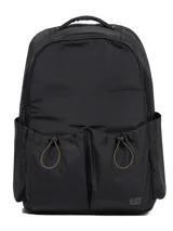 Mochila Cat modelo Virginia Laptop Back, color negro, de diseño ligero y repelente al agua, con asa superior, correas ajustables y acolchadas, compartimento independiente para computadora portátil en el panel trasero, compartimento principal con bolsillos internos de malla, bolsillos frontales con cierre de cordón y correa para trolley en la parte trasera.