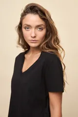 Remera blanca de algodón con escote en V y mangas cortas, de calce amplio y cómodo.