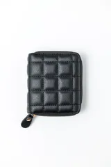 Monedero pequeño de color negro con diseño acolchado de cuadros y cierre perimetral con tirador de cuero sintético.
