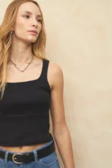 Musculosa celeste de algodón con escote cuadrado y breteles anchos.