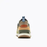 Championes Merrell modelo Alpine 83, con diseño inspirado en el senderismo retro. Presentan una combinación de gamuza y tela en tonos verde oliva, beige y marrón, con suela de goma y cordones técnicos.