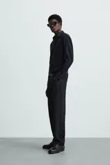 Camisa blanca de manga larga con cuello italiano y cierre frontal de botonadura. Corte regular fit.