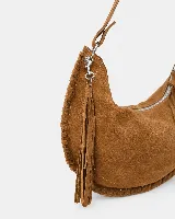 Bolso de mano tipo sobre confeccionado en gamuza color marrón, con diseño de bordes trenzados y detalle de flecos largos laterales. Incluye herrajes metálicos plateados y correa desmontable.