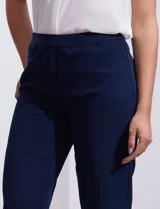 Pantalón de vestir color celeste, de corte recto y largo tobillero. Confeccionado en gabardina elastizada. Marca Zac & Rachel.