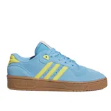 Championes Adidas Rivalry Low W, color celeste con detalles en amarillo y suela marrón.