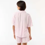 Conjunto de pijama de dos piezas en color rosado y blanco con diseño de rayas verticales, compuesto por una camisa de manga corta con solapas y botones frontales, y un pantalón corto a juego.