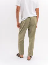 Pantalón de corte relajado, color verde militar, con cintura elástica y cordón ajustable.