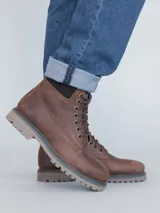 Bota de cuero negra Hush Puppies modelo Negam, con ajuste de cordones, suela de goma y membrana interior resistente al agua.