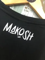 Remera negra de manga corta con parches sublimados de Ash y Eiji del anime Banana Fish.