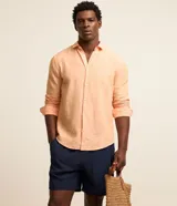 Bermuda de secado rápido color azul marino, con cintura elástica, cordón de ajuste y bolsillos laterales y traseros, ideal para uso casual o de playa.