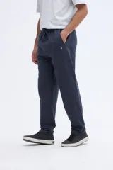 Pantalón de jogging negro de felpa sin frisa, confeccionado en 100% algodón, de corte relajado y diseño liso.