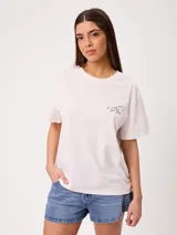 Remera manga corta de algodón color blanco, con calce holgado y gran estampado en la espalda de temática playera en tonos azules.