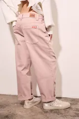 Jean de tiro medio color rosa, corte baggy y ruedo doblado.