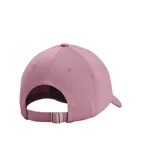 Gorra Under Armour color rosa con logo blanco bordado en el frente.