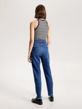 Pantalón jean azul de corte cónico, con talle alto y efecto desteñido.