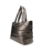 Cartera tipo tote de Miss Carol, confeccionada en material sintético negro con diseño capitoneado acolchado. Cuenta con doble asa superior reforzada y cierre principal.